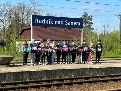 Uczniowie prezentują wiersz "Lokomotywa"