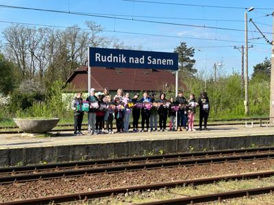 Lokomotywa w komplecie stoi na stacji w Rudniku nad Sanem. 