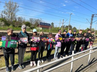 Dawid trzyma wagon gdzie jest słoń, niedźwiedź i dwie żyrafy. 