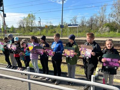Adam dołącza z wagonem w którym są same dębowe szafy i stoły. 