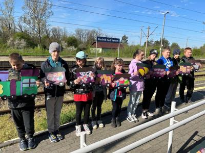 Konrad trzyma wagon z armatą. 