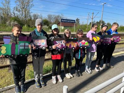 Milenka prezentuje wagon w którym stoi sześć fortepianów. 