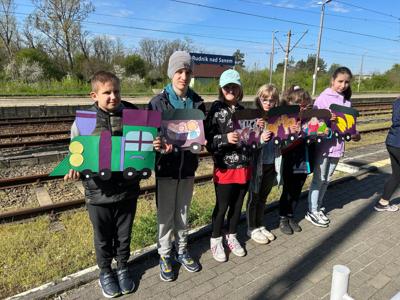 Ola trzyma wagon pełen bananów.