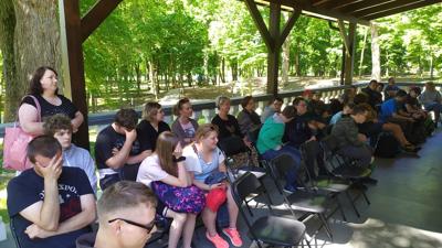 ognisko w parku w Bielinach- zdjęcie zbiorowe 