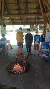 ognisko w parku w Bielinach.