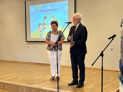 Pan Adam Mach, przedstawiciel Powiatu niżańskiego, a obok pani Krystyna Wieczorek, wicedyrektor Ośrodka.