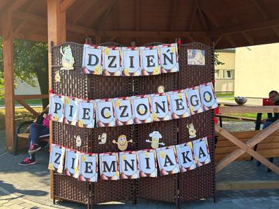Dzień pieczonego ziemniaka w Ulanowie. Na zdjęciach uczniowie biorący udział w zabawach zorganizowanych na placu szkolnym.