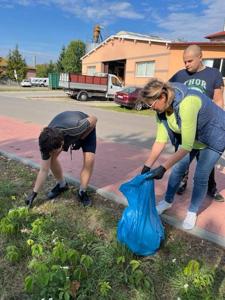 Na zdjęciach uczniowie biorą udział w Sprzątaniu świata. 