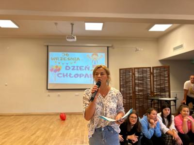 Dzień chłopaka w auli naszej szkoły. Na zdjęciach wspólne zabawy i gry oraz konkursy.