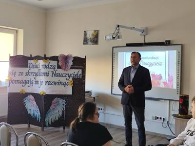 Na zdjęciu widać dyrektora Jacka Cieślę. 