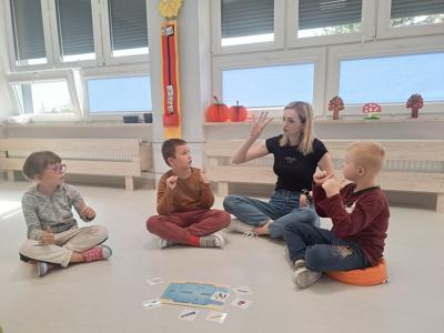 "Kredki i ołówki" - naśladowanie gestów przy jednoczesnym śpiewaniu wyliczanek.