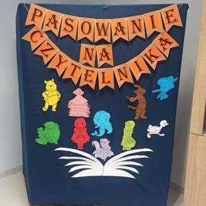 Dekoracja z pasowania na czytelnika.