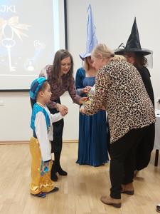 Pani Wiesia wręcza nagrodę Rysiowi.