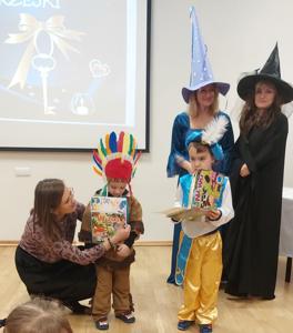 2. Pani Marta wręcza nagrodę Oliwierowi.