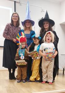 Krzysiu, Rysiu i Oliwier z nagrodami stoją na scenie.