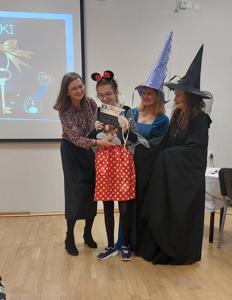 Uśmiechnięta Ola stoi na scenie z otrzymaną nagrodą.