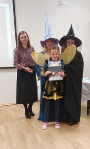 Edyta w stroju Pszczółki Mai pozuje z nagrodą do zdjęcia.