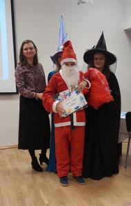 7. Nagrodzony Wiktor pozuje do zdjęcia z otrzymaną nagrodą.