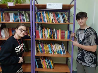 Natalia i Kacper wybierają książki do przeczytania podczas ferii zimowych.