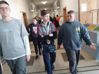 Uczniowie w holu szkoły.