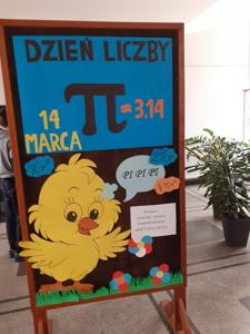 Spotkanie z liczbą "pi"w holu szkoły.