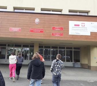 Zd. 917 Uczniowie wchodzą do budynku CEZ.