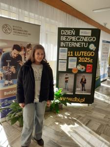 Natalia w holu szkoły.