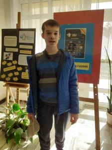 Karol w holu szkoły.