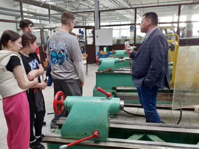 Uczniowie w sali praktycznej nauki zawodu.