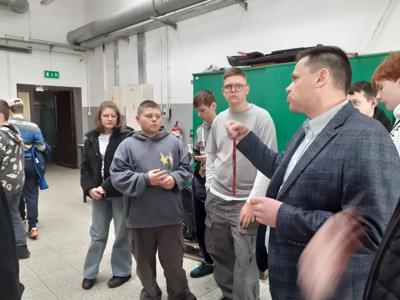 Kierownik kształcenia zawodowego opowiada uczniom o nauczanych zawodach.