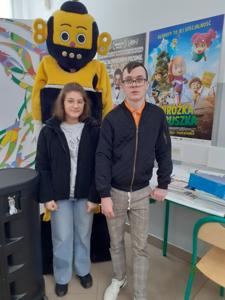 Kacper i Natalia w sali reklamy.