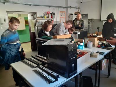 Uczniowie w pracowni komputerowej.