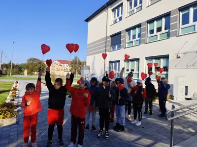 „Spacer serc” – październikowa akcja z sercem i książką.