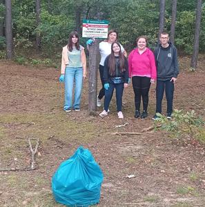 O godzinie 9:40 nasi podopieczni spotkali się przed budynkiem placówki, zostali zaopatrzeni w worki i rękawice, a następnie wyruszyli w teren by posprzątać pobliską okolicę,