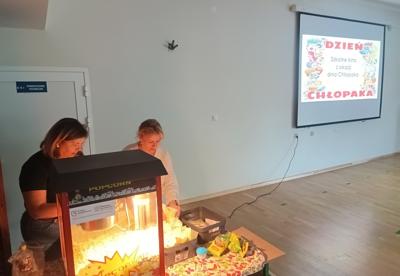 W auli SOSW odbyło się, przygotowane na tę okazję, szkolne kino. Oddziały młodsze oglądały bajki animowane, natomiast klasy IV-VIII film fabularny „Aladyn”. Dla wszystkich przygotowany został smaczny popcorn. 