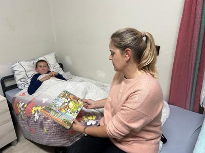 Czytanie dzieciom na dobranoc wierszy Jana Brzechwy to wyjątkowy sposób na zakończenie dnia w ciepłej, rodzinnej atmosferze. Pełne humoru, rytmiczne rymy i barwne postacie, takie jak Kaczka Dziwaczka, rozbudzają dziecięcą wyobraźnię, jednocześnie ucząc i bawiąc.