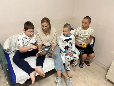 Czytanie dzieciom na dobranoc wierszy Jana Brzechwy to wyjątkowy sposób na zakończenie dnia w ciepłej, rodzinnej atmosferze. Pełne humoru, rytmiczne rymy i barwne postacie, takie jak Kaczka Dziwaczka, rozbudzają dziecięcą wyobraźnię, jednocześnie ucząc i bawiąc.