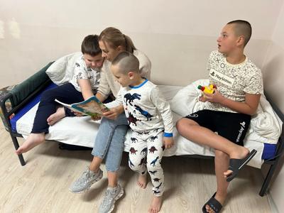 Czytanie dzieciom na dobranoc wierszy Jana Brzechwy to wyjątkowy sposób na zakończenie dnia w ciepłej, rodzinnej atmosferze. Pełne humoru, rytmiczne rymy i barwne postacie, takie jak Kaczka Dziwaczka, rozbudzają dziecięcą wyobraźnię, jednocześnie ucząc i bawiąc.