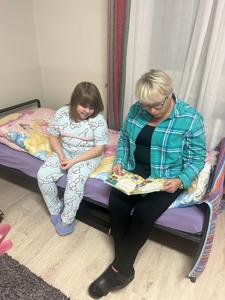 Czytanie dzieciom na dobranoc wierszy Jana Brzechwy to wyjątkowy sposób na zakończenie dnia w ciepłej, rodzinnej atmosferze. Pełne humoru, rytmiczne rymy i barwne postacie, takie jak Kaczka Dziwaczka, rozbudzają dziecięcą wyobraźnię, jednocześnie ucząc i bawiąc.