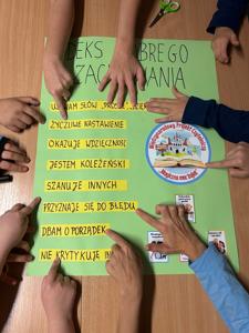 Grupa dzieci ze świetlicy internackiej Specjalnego Ośrodka Szkolnego -Wychowawczego w Rudniku nad Sanem wykonała zadania z I Modułu projektu czytelniczego.