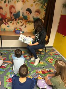 Grupa dzieci ze świetlicy internackiej Specjalnego Ośrodka Szkolnego -Wychowawczego w Rudniku nad Sanem wykonała zadania z I Modułu projektu czytelniczego.