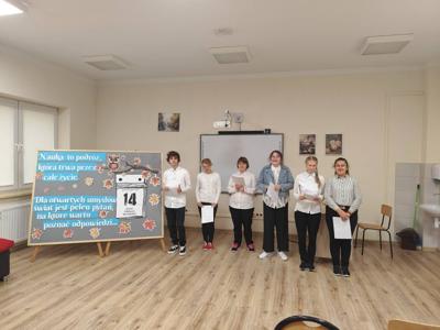 Na zdjęciach uczniowie oraz nauczyciele biorący udział w akademii z okazji dnia nauczyciela w szkole przysposabiającej do pracy.