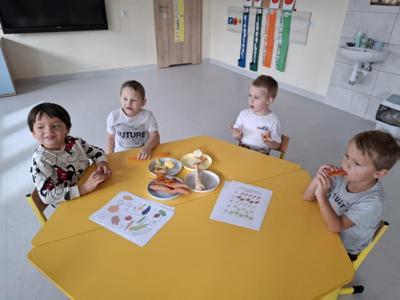 Poprzez oglądanie, dotykanie, wąchanie i kosztowanie warzyw dzieci uczyły się
prawidłowej percepcji bodźców oraz koncentracji uwagi podczas zajęć.