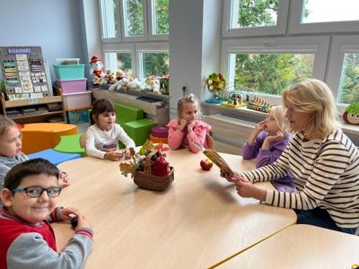 Poprzez oglądanie, dotykanie, wąchanie i kosztowanie warzyw dzieci uczyły się
prawidłowej percepcji bodźców oraz koncentracji uwagi podczas zajęć.