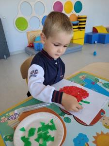 Poprzez oglądanie, dotykanie, wąchanie i kosztowanie warzyw dzieci uczyły się
prawidłowej percepcji bodźców oraz koncentracji uwagi podczas zajęć.