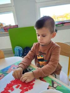 Poprzez oglądanie, dotykanie, wąchanie i kosztowanie warzyw dzieci uczyły się
prawidłowej percepcji bodźców oraz koncentracji uwagi podczas zajęć.