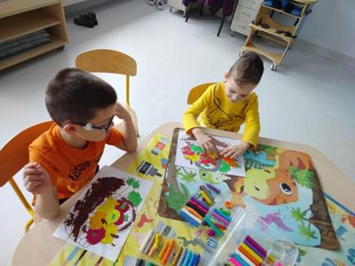 Poprzez oglądanie, dotykanie, wąchanie i kosztowanie warzyw dzieci uczyły się
prawidłowej percepcji bodźców oraz koncentracji uwagi podczas zajęć.