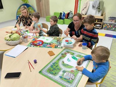 Poprzez oglądanie, dotykanie, wąchanie i kosztowanie warzyw dzieci uczyły się
prawidłowej percepcji bodźców oraz koncentracji uwagi podczas zajęć.