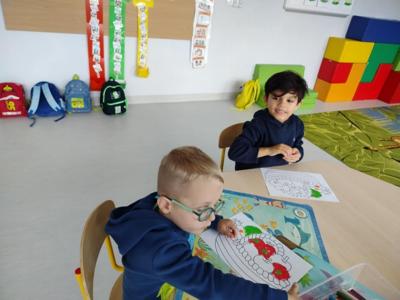 Poprzez oglądanie, dotykanie, wąchanie i kosztowanie warzyw dzieci uczyły się
prawidłowej percepcji bodźców oraz koncentracji uwagi podczas zajęć.