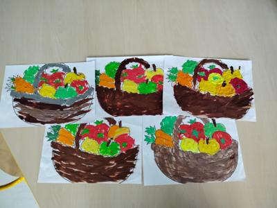 Poprzez oglądanie, dotykanie, wąchanie i kosztowanie warzyw dzieci uczyły się
prawidłowej percepcji bodźców oraz koncentracji uwagi podczas zajęć.